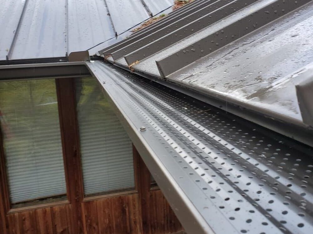 Roof edge for water supply